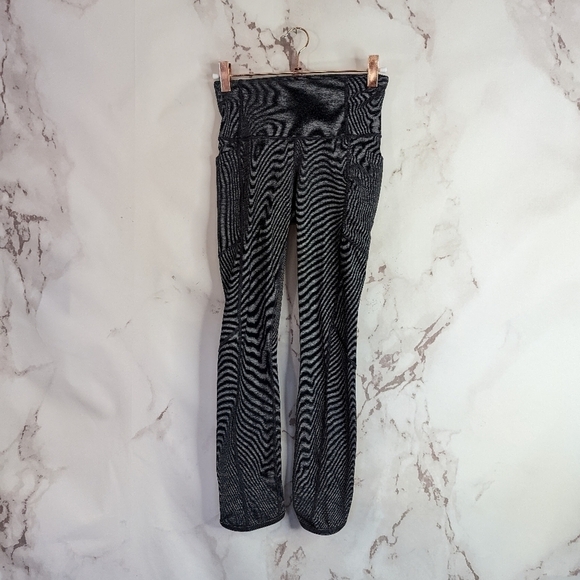 Athleta Leggings Crop Size XXS Gray Black Salutation Stash Pocket 24 Mid Rise - Picture 2 of 12